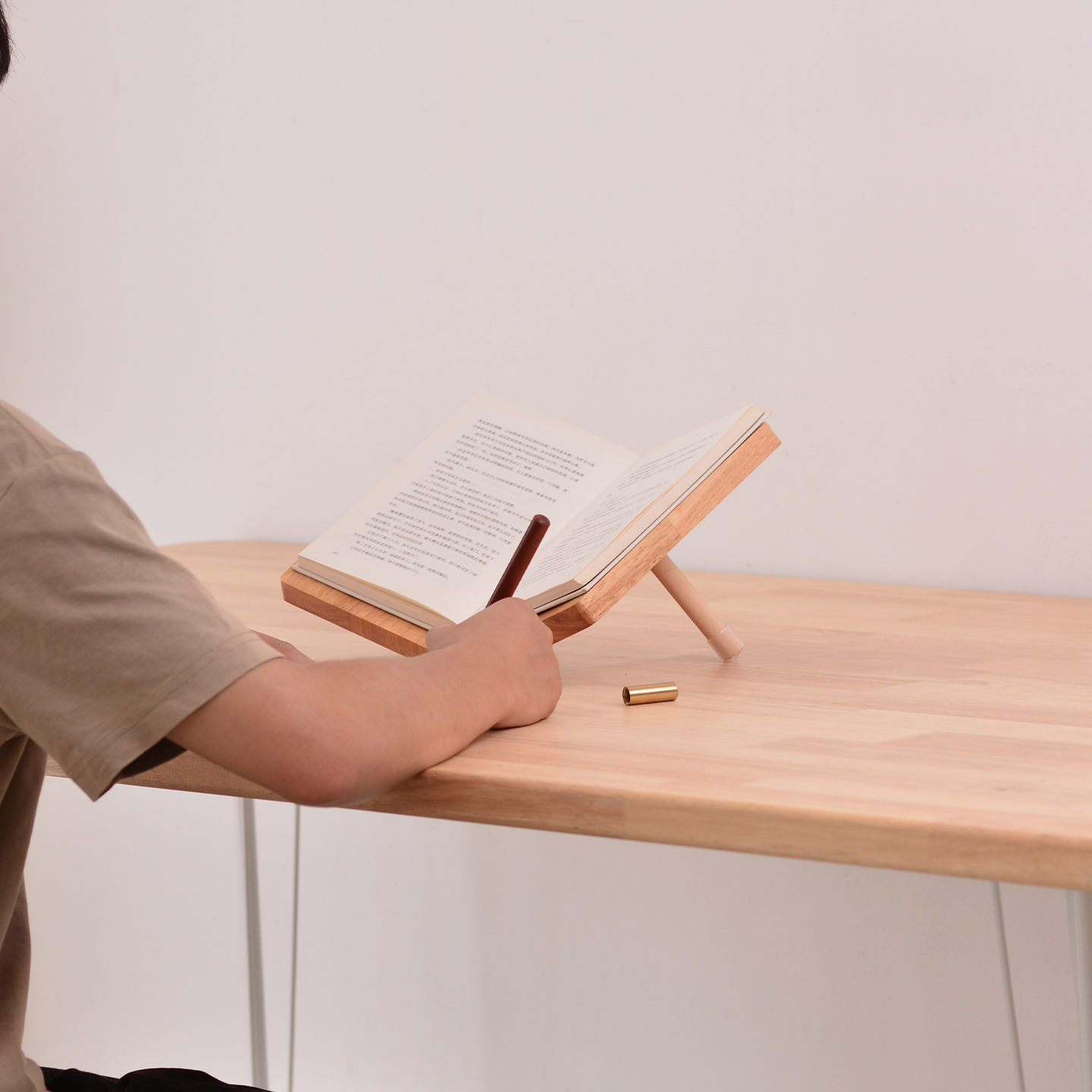 Custom Solid Wood Adjustable Angle Portable Display Rack Bookshelf for Book Display Desktop Stand detail