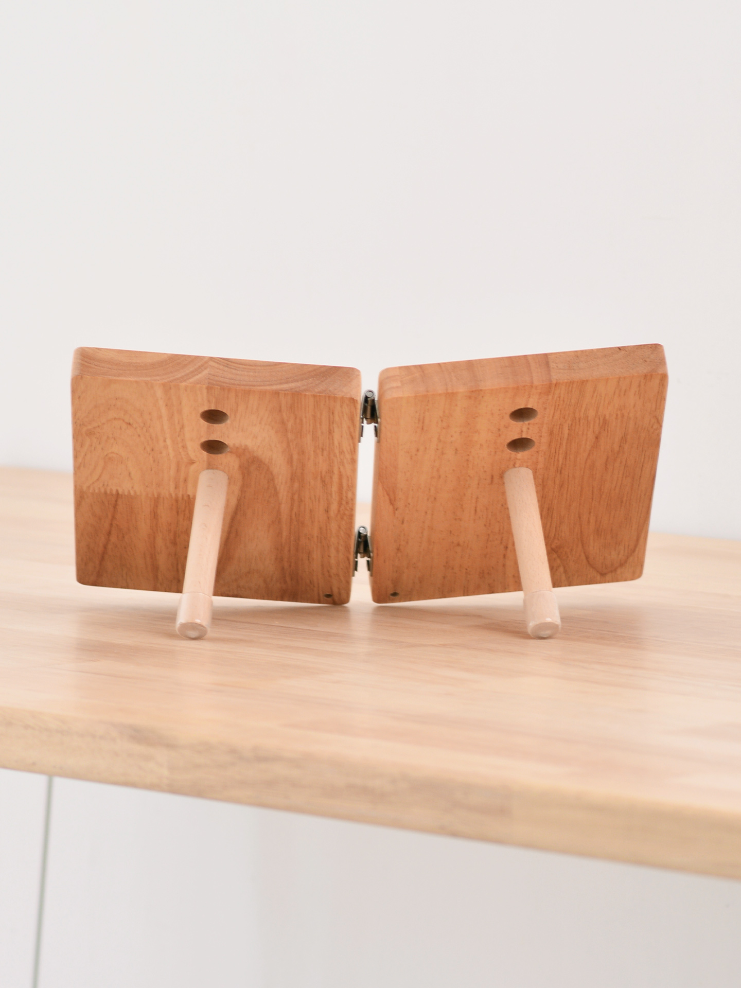 Custom Solid Wood Adjustable Angle Portable Display Rack Bookshelf for Book Display Desktop Stand detail