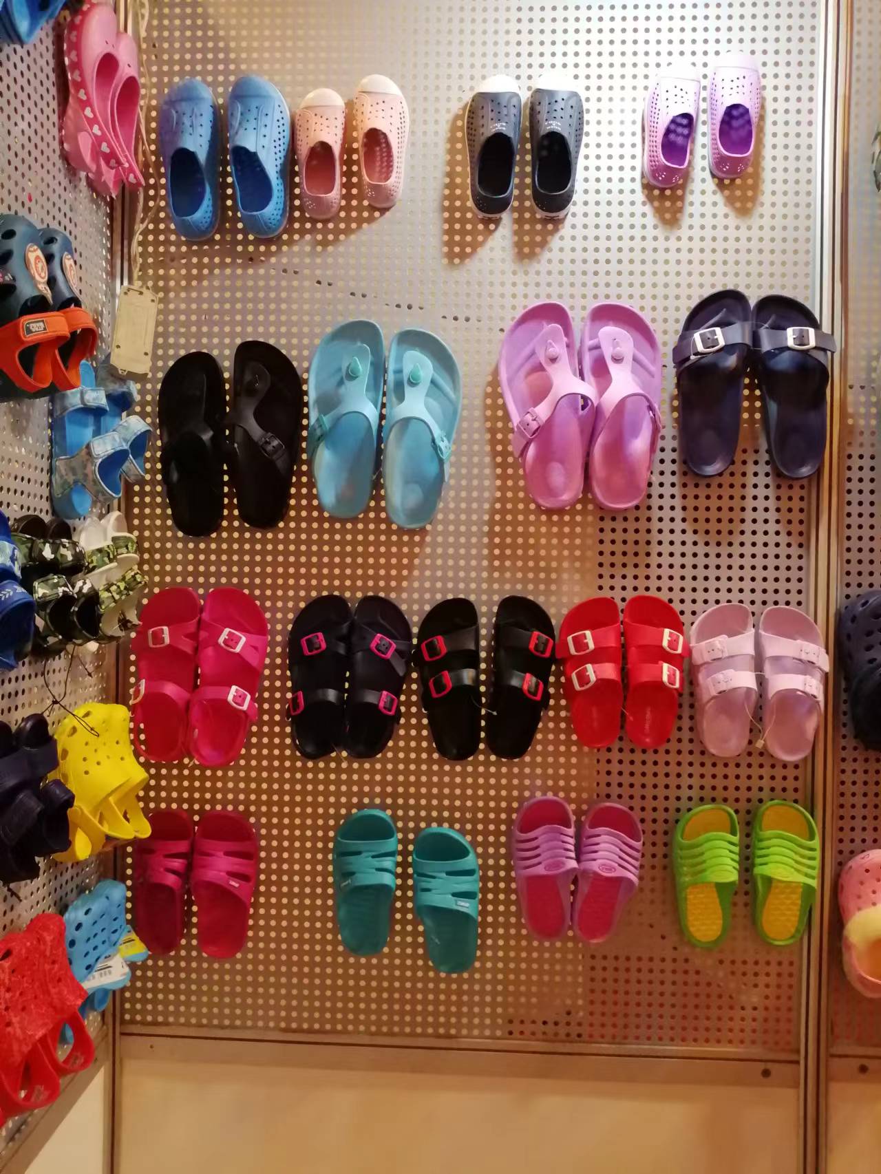 Custom Bulk Sandals for Men Women Wedding Pool Party Slippers White Flip Flops Wedding for Guests detail