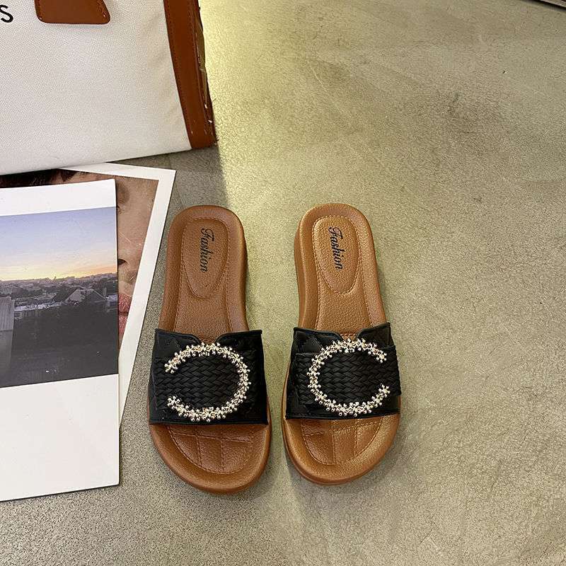 2026 Woman's Fashion Sandals Flat-Bottomed Beach Shoes Ladies Flip-Flops with Anti-Slippery Feature Lighted Summer Season Wear detail
