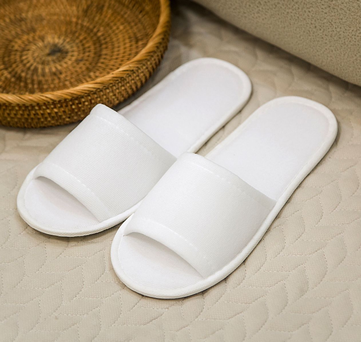 OEM Custom Logo Luxury Spa Slipper Hotels Cheap White Open Toe Coral Velvet Hotel Disposable Slippers detail