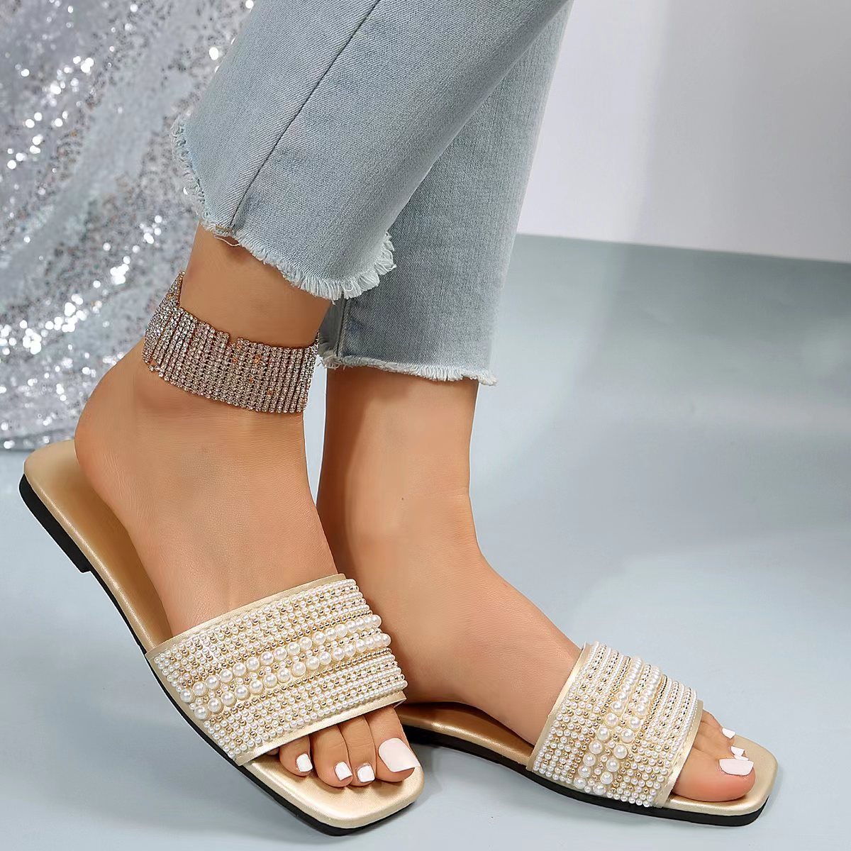 Flip Flops 2025 Hot Selling New Large Size Flat-Soled Fashionable Casual Women's Flip Flops for Daily Wear detail