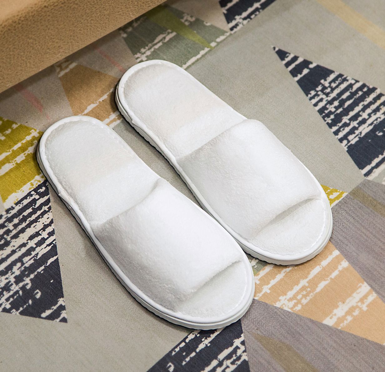 OEM Custom Logo Luxury Spa Slipper Hotels Cheap White Open Toe Coral Velvet Hotel Disposable Slippers detail