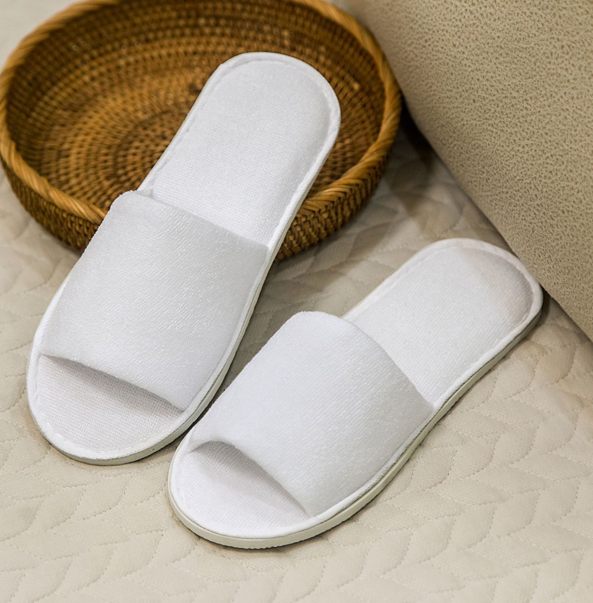OEM Custom Logo Luxury Spa Slipper Hotels Cheap White Open Toe Coral Velvet Hotel Disposable Slippers detail