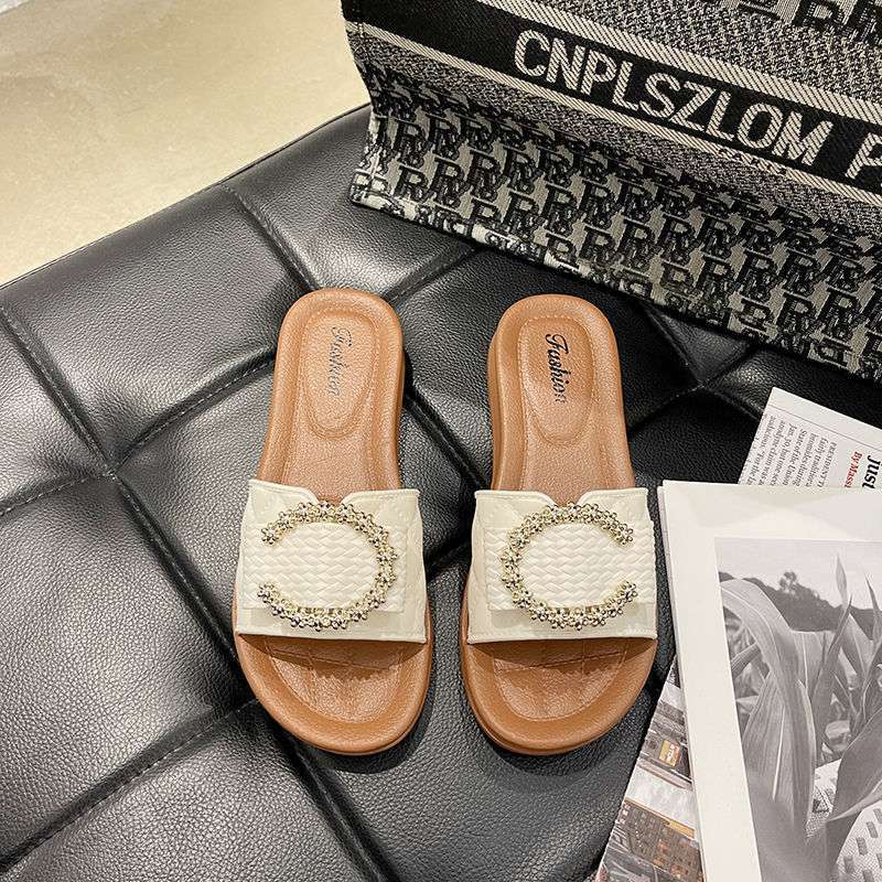 2026 Woman's Fashion Sandals Flat-Bottomed Beach Shoes Ladies Flip-Flops with Anti-Slippery Feature Lighted Summer Season Wear detail