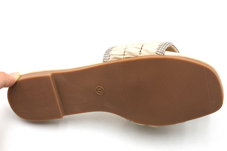 New slippers Women must Wear the Beach in Summer Flip-flops Soft Bottom Folds Striped Rhine-diamond Lady slippers detail