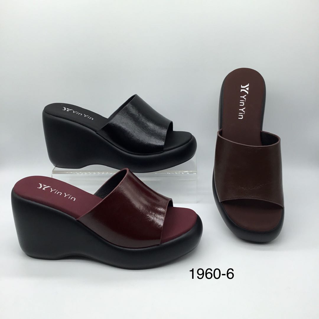 2026 Stylish Waterproof Platform T-Strap Thick Sole Slide-On Women Slide Wedges Sandals Slippers detail