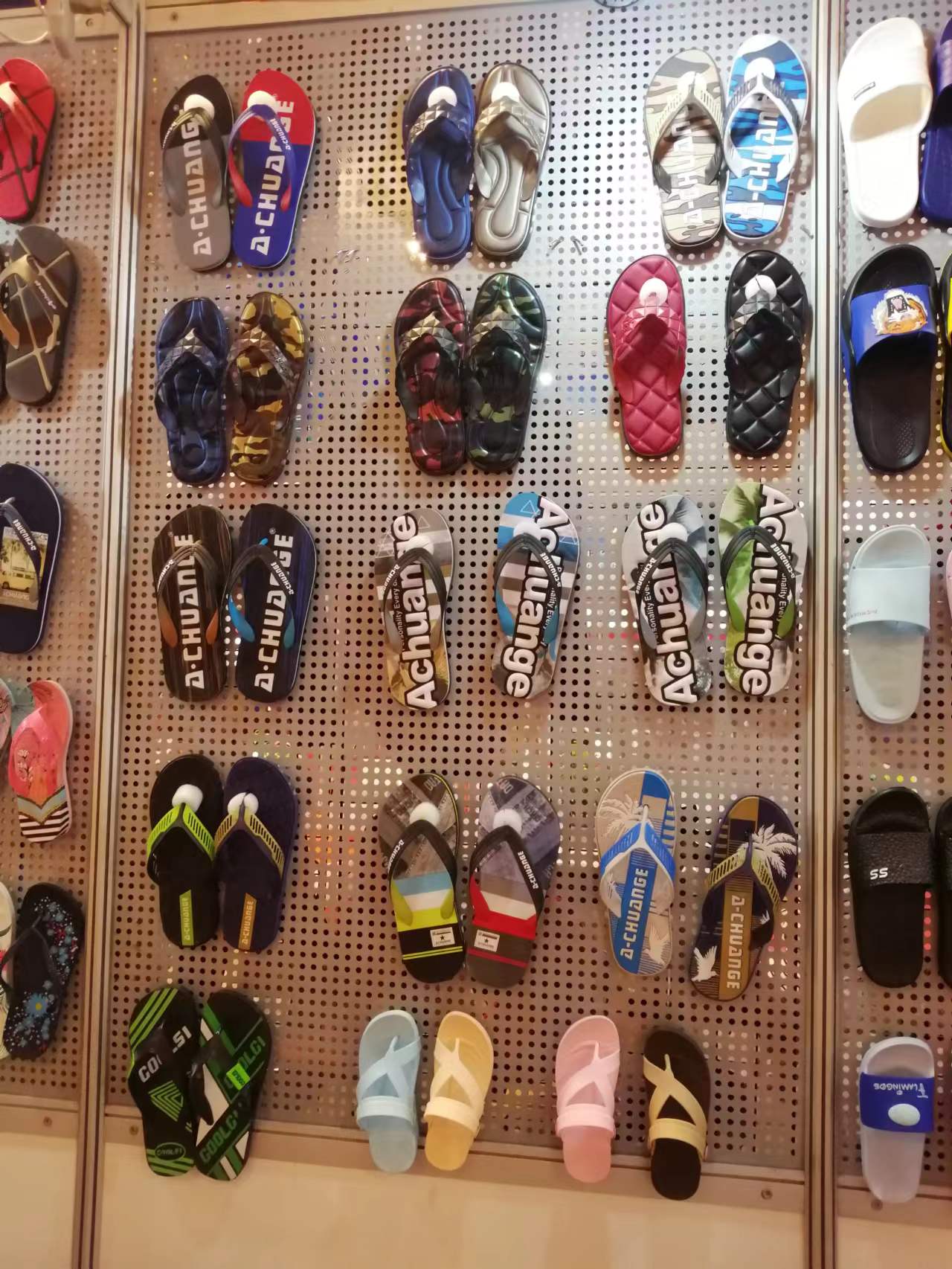 Custom Bulk Sandals for Men Women Wedding Pool Party Slippers White Flip Flops Wedding for Guests detail
