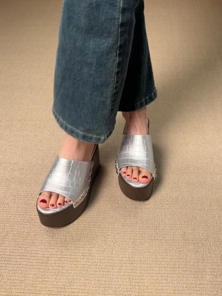 Female Rivet Wedge Slippers Summer Outside Rivets Platform Slippers Beach Wood Grain Thick Bottom Slope Heel Cool Slippers Women detail
