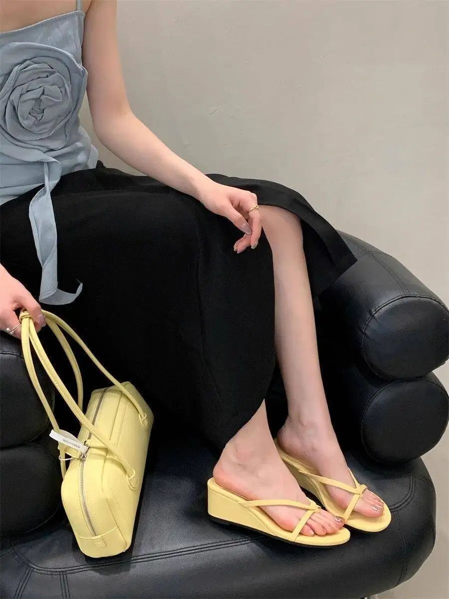 Thick bottom flip flops for women, new style with sloping heel, anti slip and height increasing, super hot clip on sandals detail