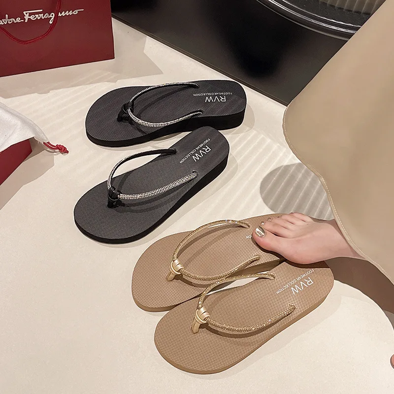 New Beach Shoes, Slippers for Women's Summer Fashion, Wearing Rhinestone Flip Flops, Mid Heel, Thick Sole, Sloping Heel, Clip On detail