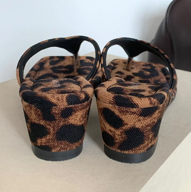 Slope heel leopard print herringbone sandals for women's casual wear, fashionable , mid heeled women's shoes with a stylish look detail