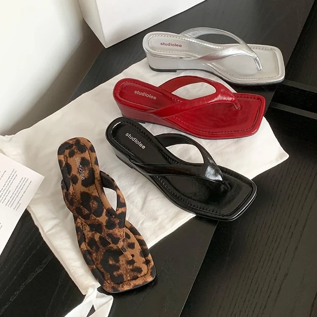 Slope heel leopard print herringbone sandals for women's casual wear, fashionable , mid heeled women's shoes with a stylish look detail