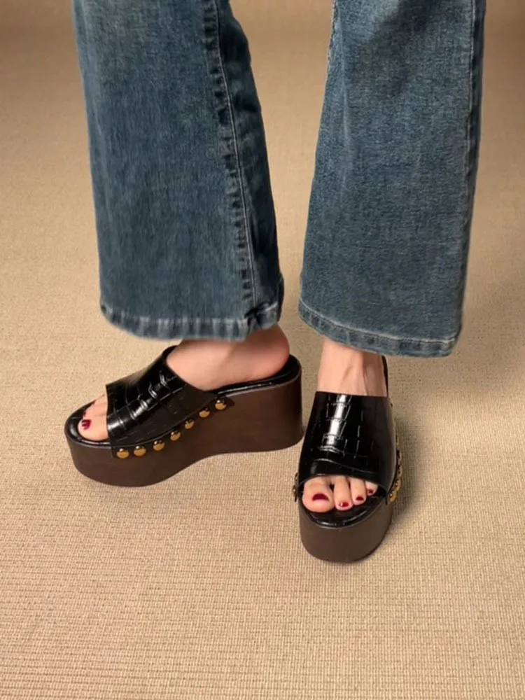Female Rivet Wedge Slippers Summer Outside Rivets Platform Slippers Beach Wood Grain Thick Bottom Slope Heel Cool Slippers Women detail