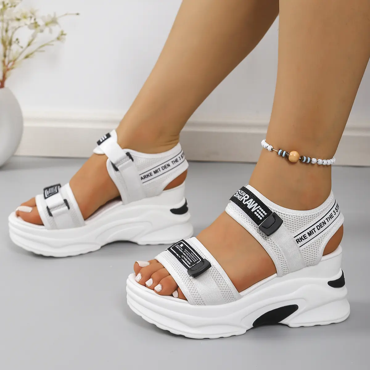 Luxury Women Platform Sandals New Versatile Slope Heel Elevated Women Shoes Summer Lightweight Fashion Outdoor Beach Sandals product view