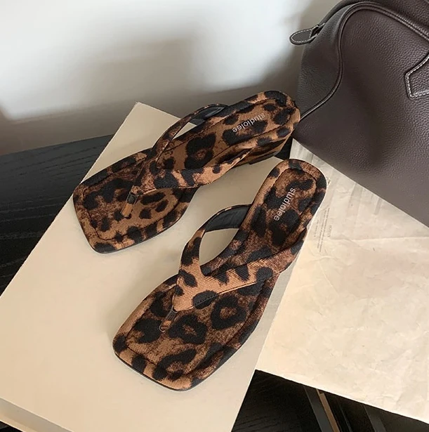 Slope heel leopard print herringbone sandals for women's casual wear, fashionable , mid heeled women's shoes with a stylish look detail