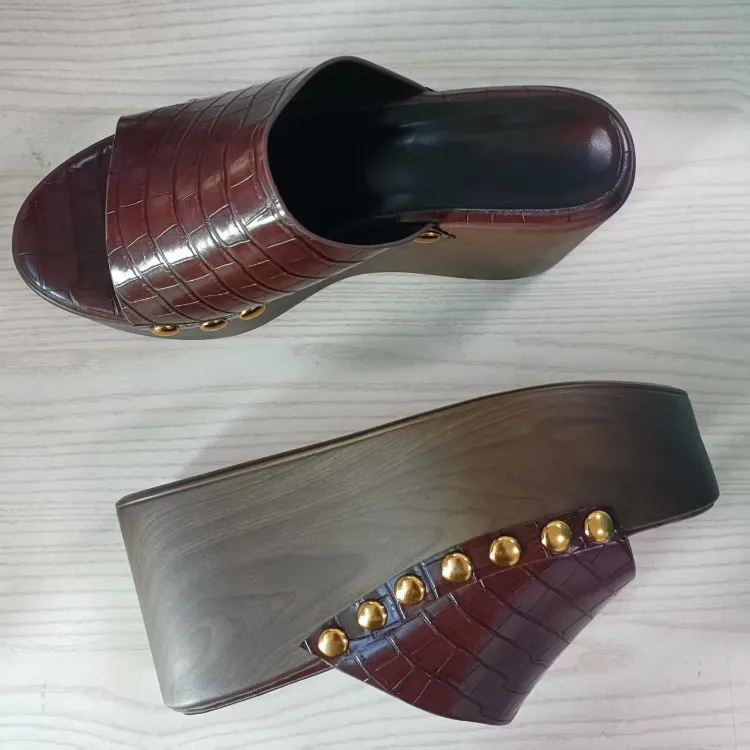 Female Rivet Wedge Slippers Summer Outside Rivets Platform Slippers Beach Wood Grain Thick Bottom Slope Heel Cool Slippers Women detail