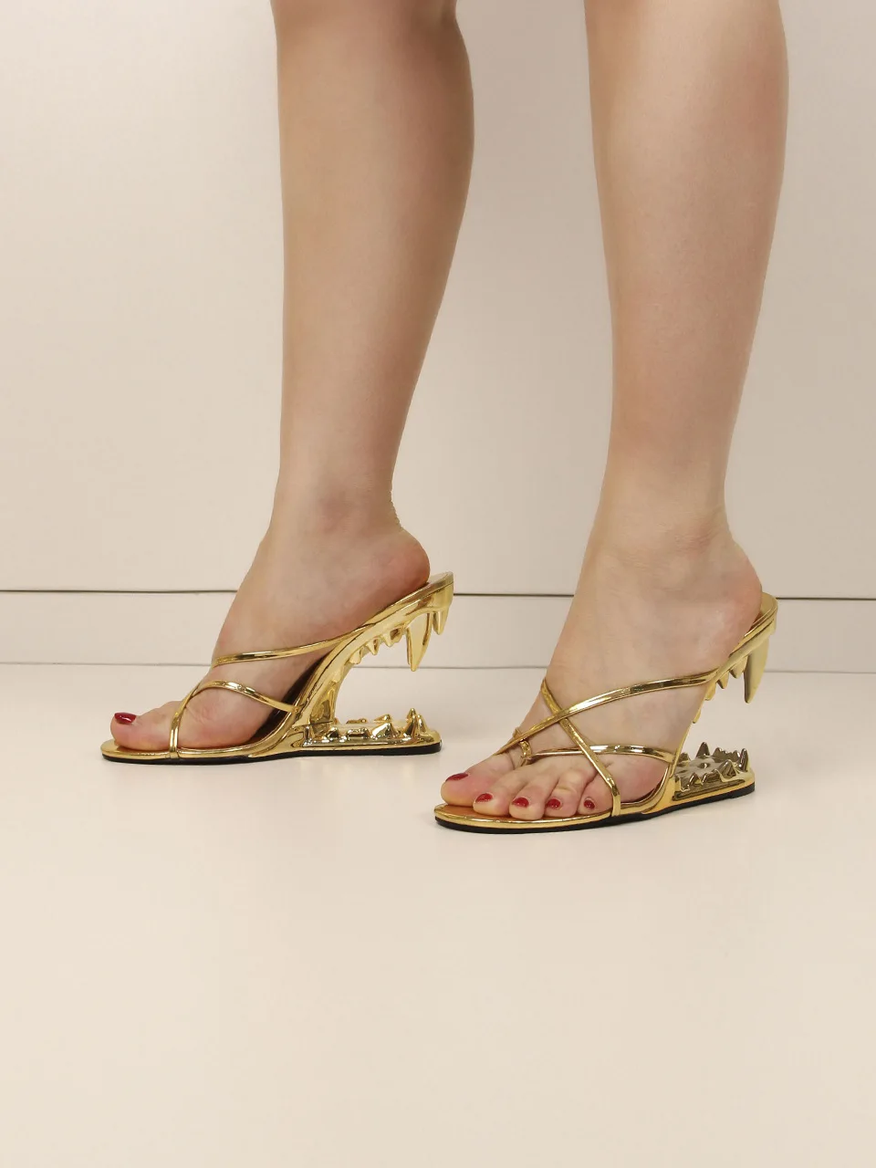 New Concise Tiger Tooth Shaped Heel Women's Summer High-heeled Slippers Fashion Shows Alien Slope Heel Party Club Sandals 35-43 detail