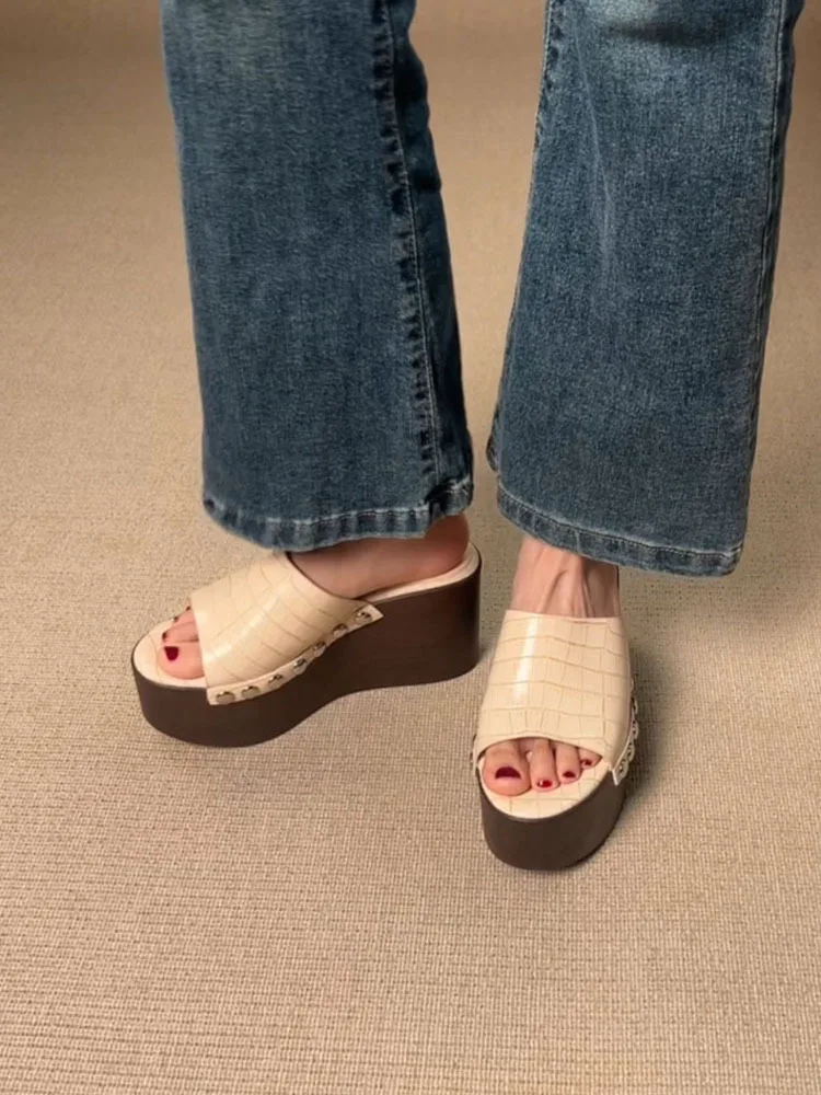 Female Rivet Wedge Slippers Summer Outside Rivets Platform Slippers Beach Wood Grain Thick Bottom Slope Heel Cool Slippers Women detail