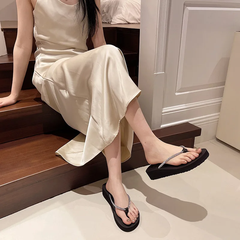 New Beach Shoes, Slippers for Women's Summer Fashion, Wearing Rhinestone Flip Flops, Mid Heel, Thick Sole, Sloping Heel, Clip On detail