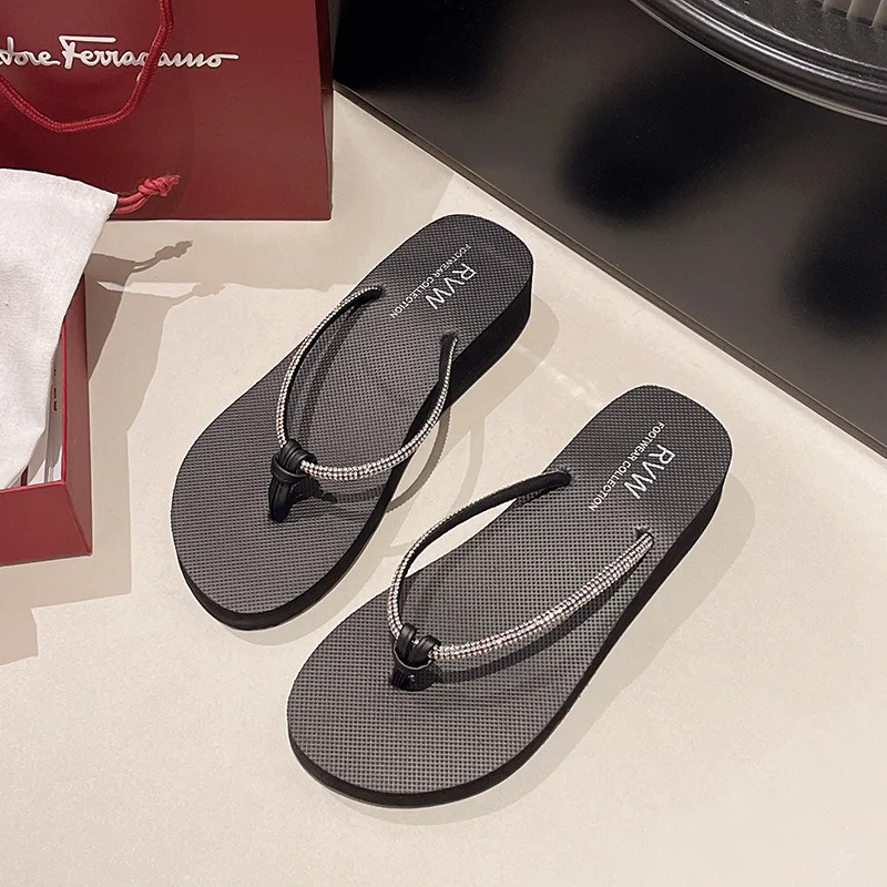 New Beach Shoes, Slippers for Women's Summer Fashion, Wearing Rhinestone Flip Flops, Mid Heel, Thick Sole, Sloping Heel, Clip On detail