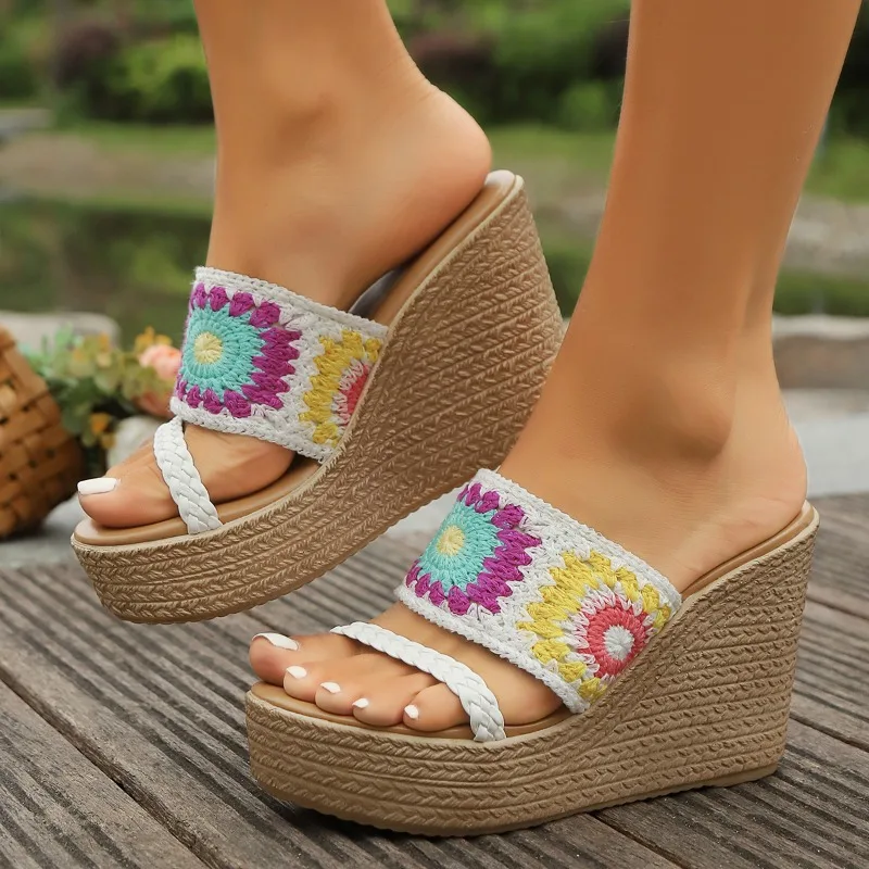 2025 Hot selling NEW Casual Fashionable Slope Heel Large Size Women's Slippers Hot Sale Of The Season Trendy Ladies detail