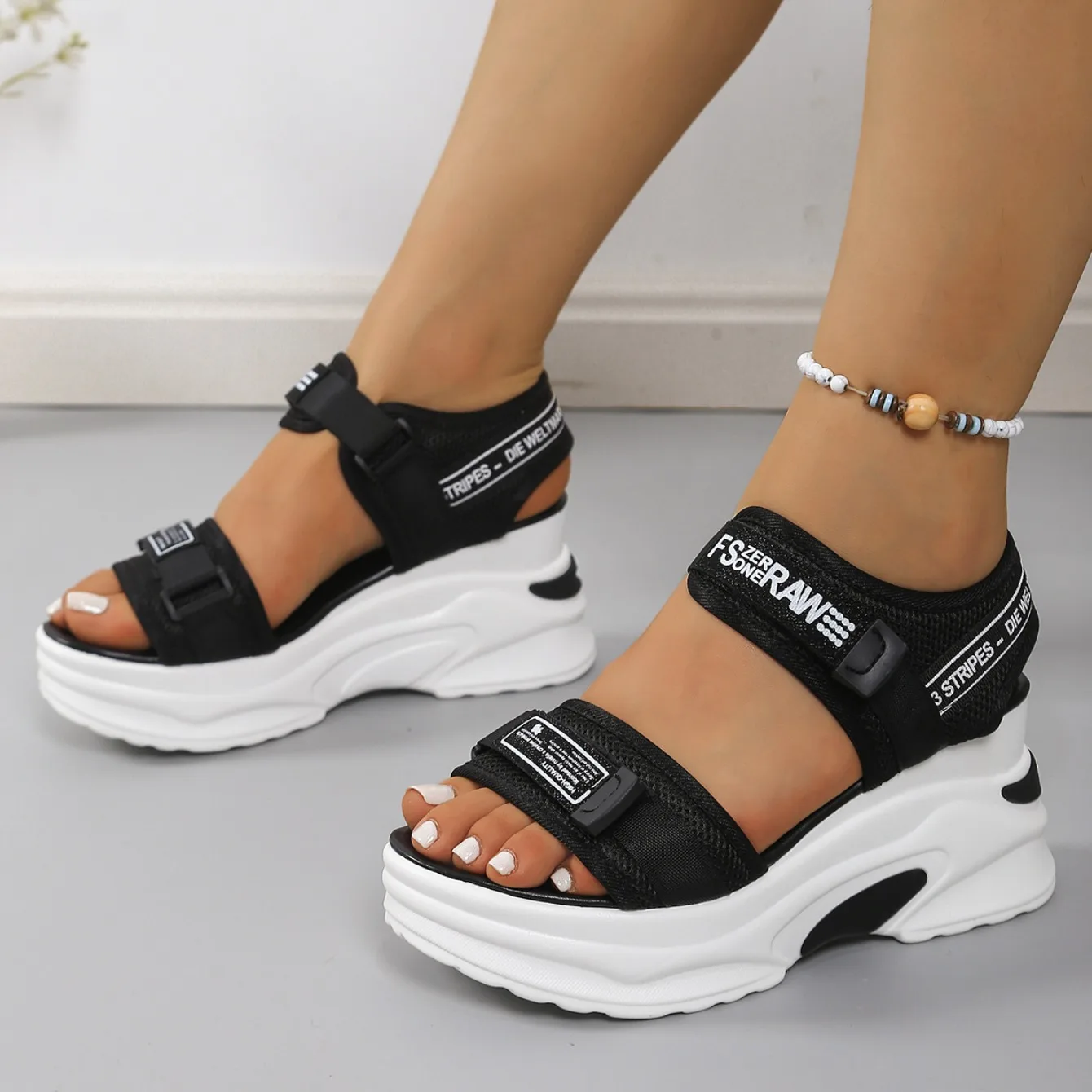 Luxury Women Platform Sandals New Versatile Slope Heel Elevated Women Shoes Summer Lightweight Fashion Outdoor Beach Sandals detail
