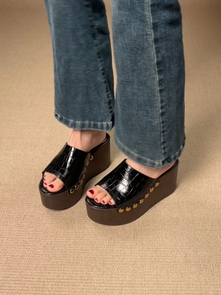 Female Rivet Wedge Slippers Summer Outside Rivets Platform Slippers Beach Wood Grain Thick Bottom Slope Heel Cool Slippers Women detail
