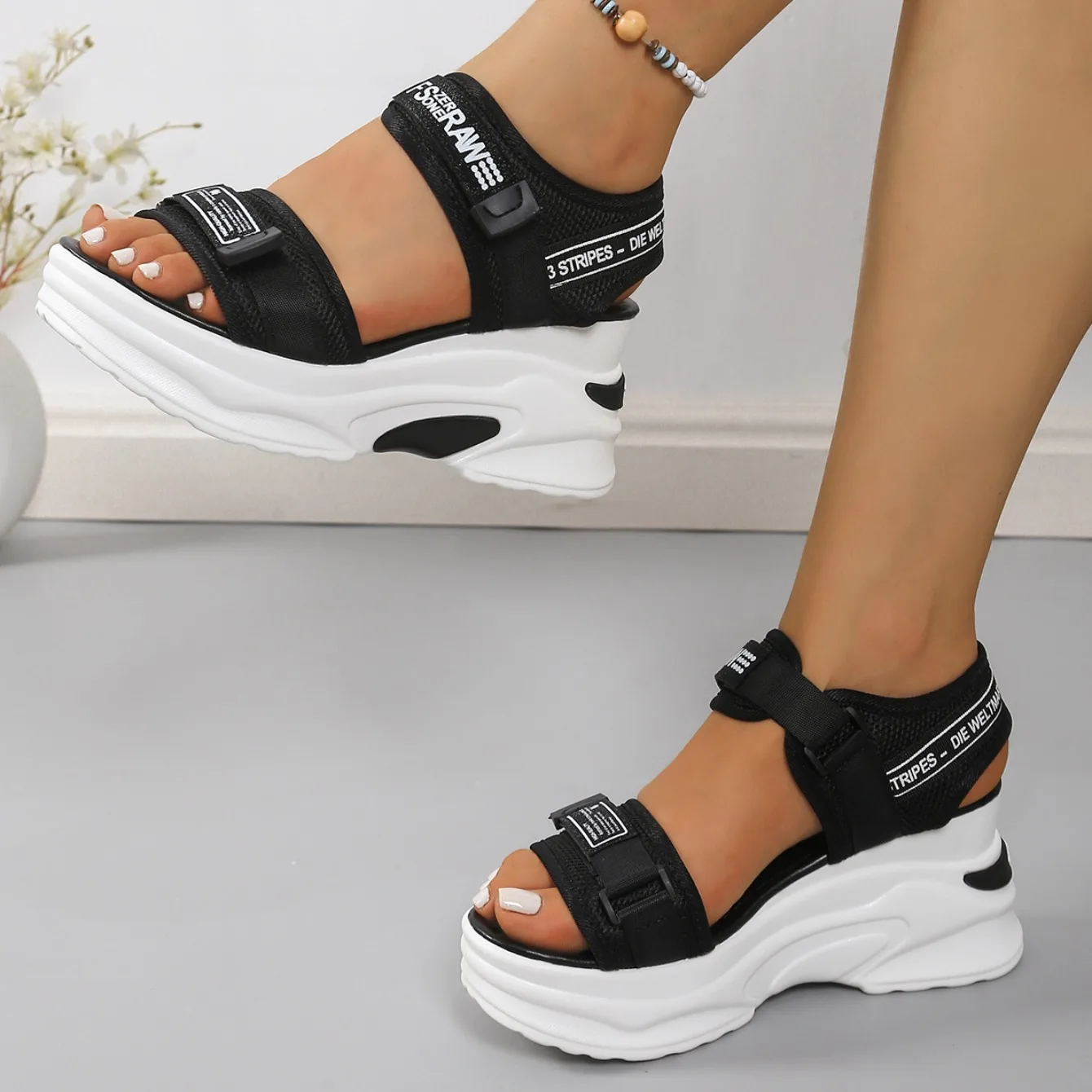 Luxury Women Platform Sandals New Versatile Slope Heel Elevated Women Shoes Summer Lightweight Fashion Outdoor Beach Sandals detail