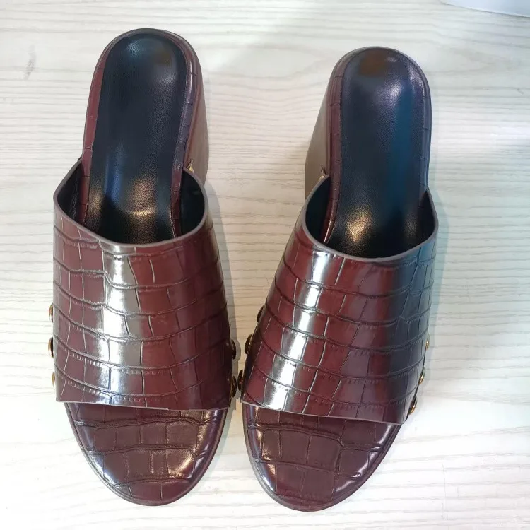 Female Rivet Wedge Slippers Summer Outside Rivets Platform Slippers Beach Wood Grain Thick Bottom Slope Heel Cool Slippers Women detail