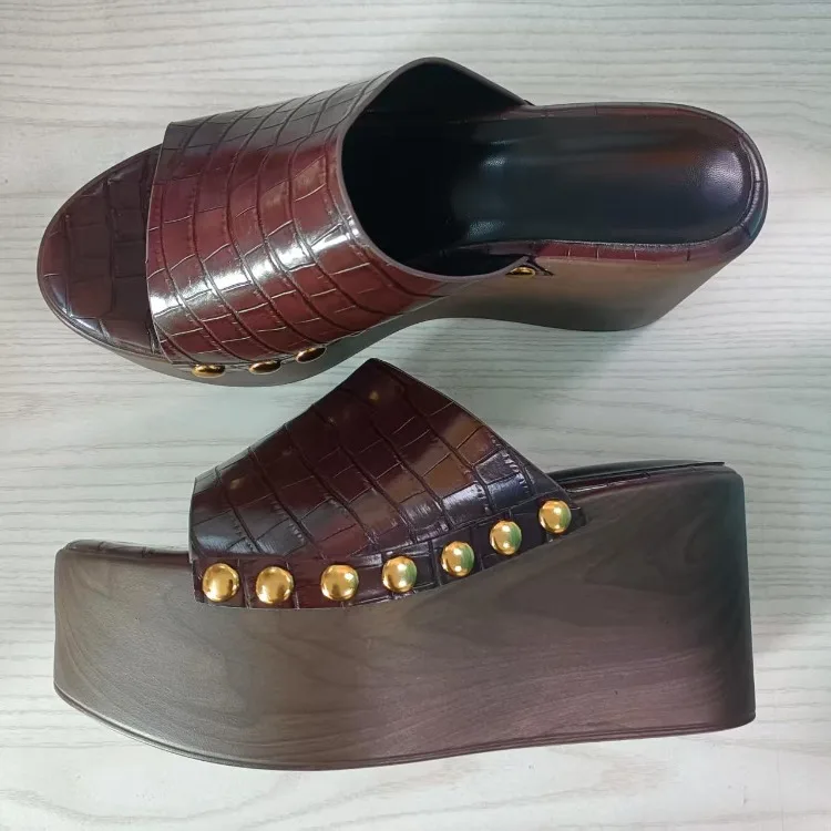 Female Rivet Wedge Slippers Summer Outside Rivets Platform Slippers Beach Wood Grain Thick Bottom Slope Heel Cool Slippers Women detail