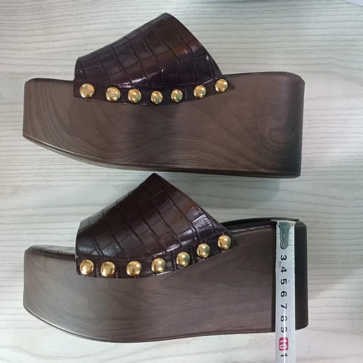 Female Rivet Wedge Slippers Summer Outside Rivets Platform Slippers Beach Wood Grain Thick Bottom Slope Heel Cool Slippers Women detail