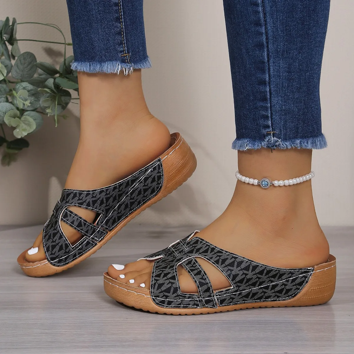 Fashionable Best Selling New Comfortable Plus Size Beach Women's Shoes Summer Elegant Fish Mouth Slope Heel Thick Soled Slippers detail