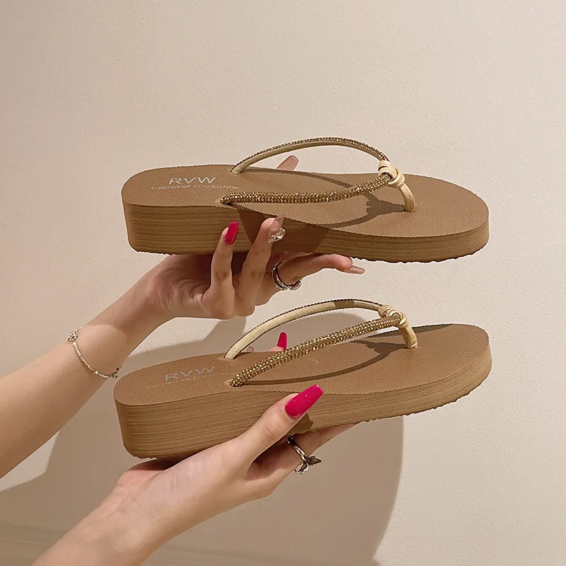 New Beach Shoes, Slippers for Women's Summer Fashion, Wearing Rhinestone Flip Flops, Mid Heel, Thick Sole, Sloping Heel, Clip On detail