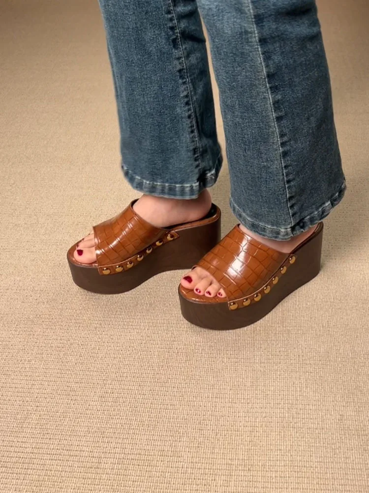 Female Rivet Wedge Slippers Summer Outside Rivets Platform Slippers Beach Wood Grain Thick Bottom Slope Heel Cool Slippers Women detail