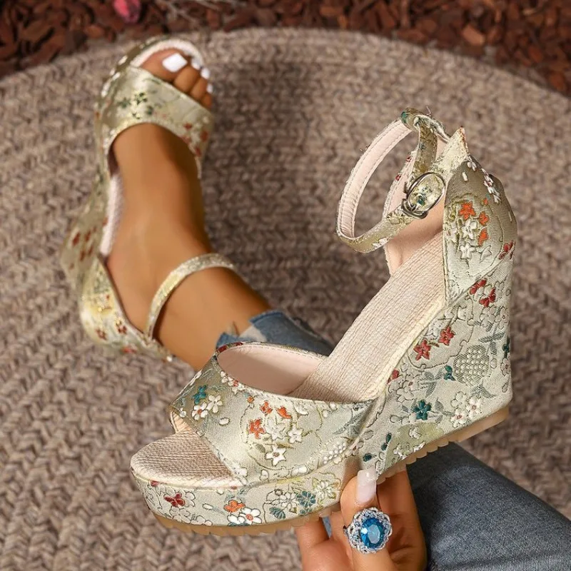 Spring and Autumn Hot Selling Open Toed Sexy Comfortable Banquet Sandals Fashion New Round Head Slope Heel Sandals for Women detail
