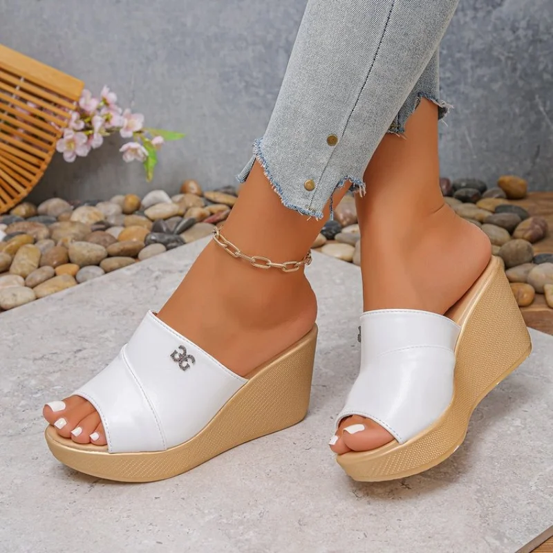 FashionableComfortable Elegant Fashion Show Slope Heel Slippers Summer New Round Head Comfortable Casual Slippers for Women detail