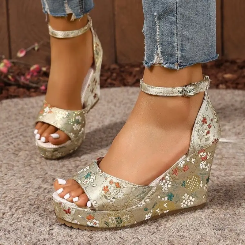 Spring and Autumn Hot Selling Open Toed Sexy Comfortable Banquet Sandals Fashion New Round Head Slope Heel Sandals for Women