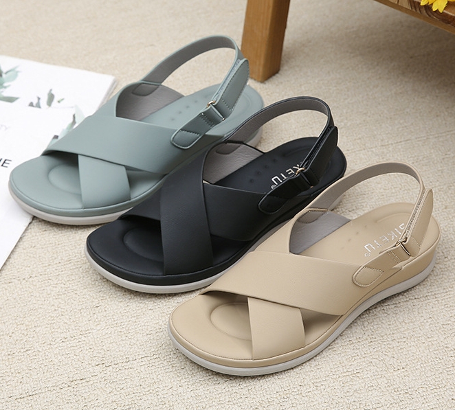 New Wholesale Womens Fashionable and Generous Large Size Thicksoled Beach Sandals Breathable Vintage Fashion Shoes Women detail