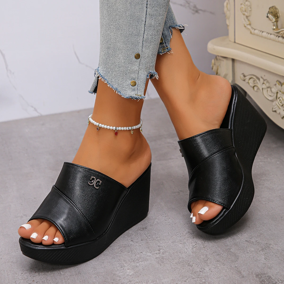 FashionableComfortable Elegant Fashion Show Slope Heel Slippers Summer New Round Head Comfortable Casual Slippers for Women detail