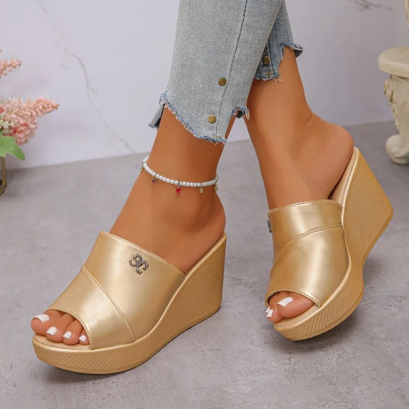 FashionableComfortable Elegant Fashion Show Slope Heel Slippers Summer New Round Head Comfortable Casual Slippers for Women detail