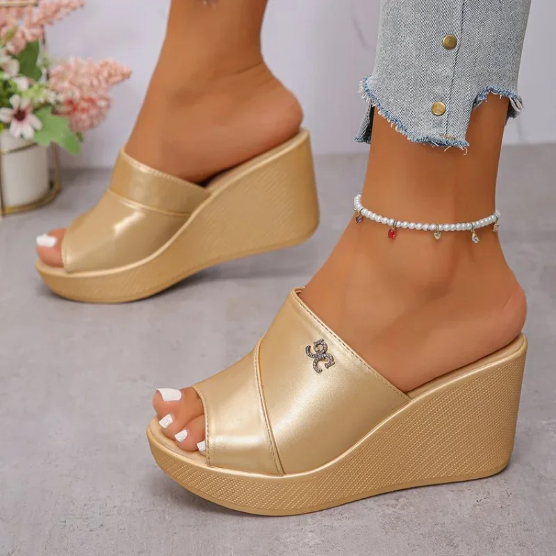 FashionableComfortable Elegant Fashion Show Slope Heel Slippers Summer New Round Head Comfortable Casual Slippers for Women detail