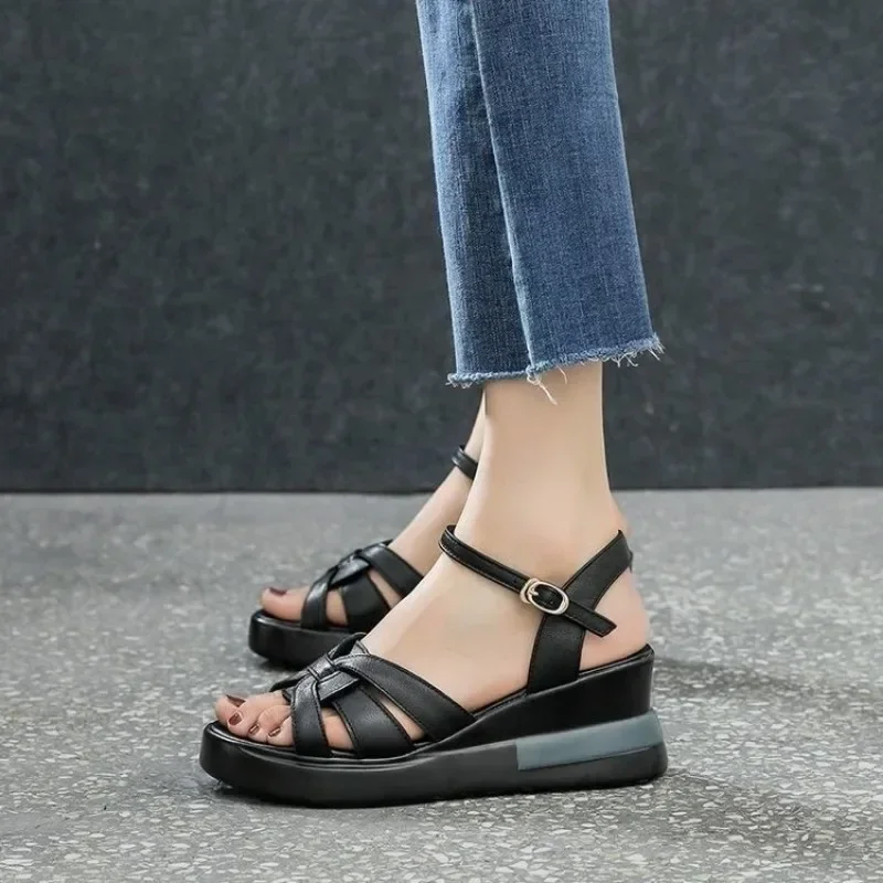 Summer NewWomens Sandals Casual Retro Hollow Button Sandals Womens Opentoe Sandals Fashion Comfortable Slope Heel Sandal detail