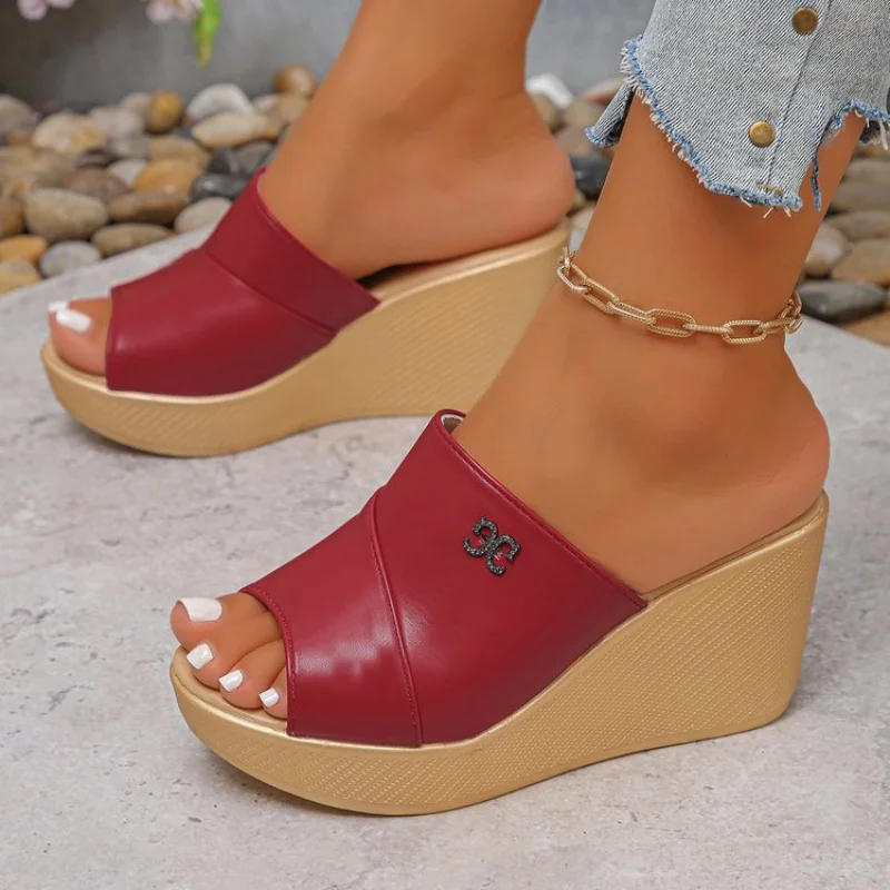 FashionableComfortable Elegant Fashion Show Slope Heel Slippers Summer New Round Head Comfortable Casual Slippers for Women detail