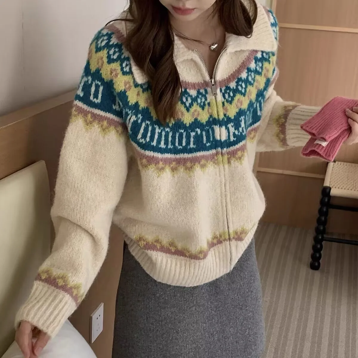 Retro Jacquard Knitted Cardigan Womens Autumn And Winter Loose Long Sleeve Sweater Zipper Lapel Color Blocking Coat detail