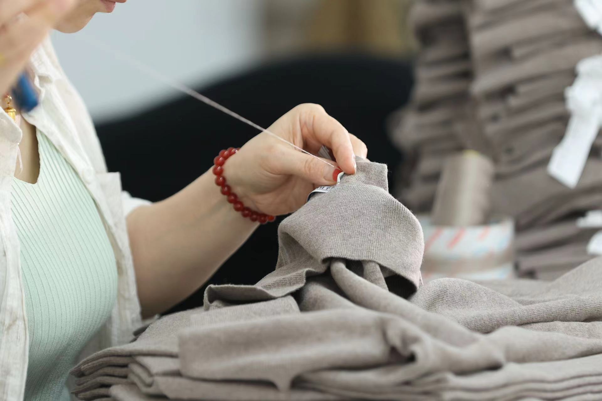 High Quality Custom Womens Solid Casual Short Knit Cardigan Sweater Wool Sequined Elegant Luxury Winter Manufacturers detail
