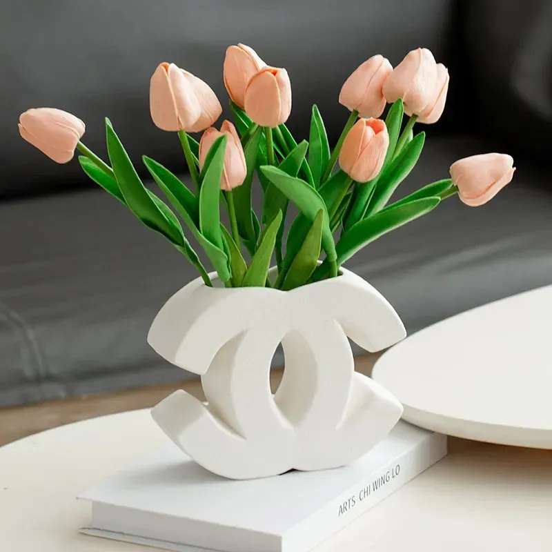 Elegant Cream Style Ceramic Vase High-End Floral Ideal For Nordic Tablescapes