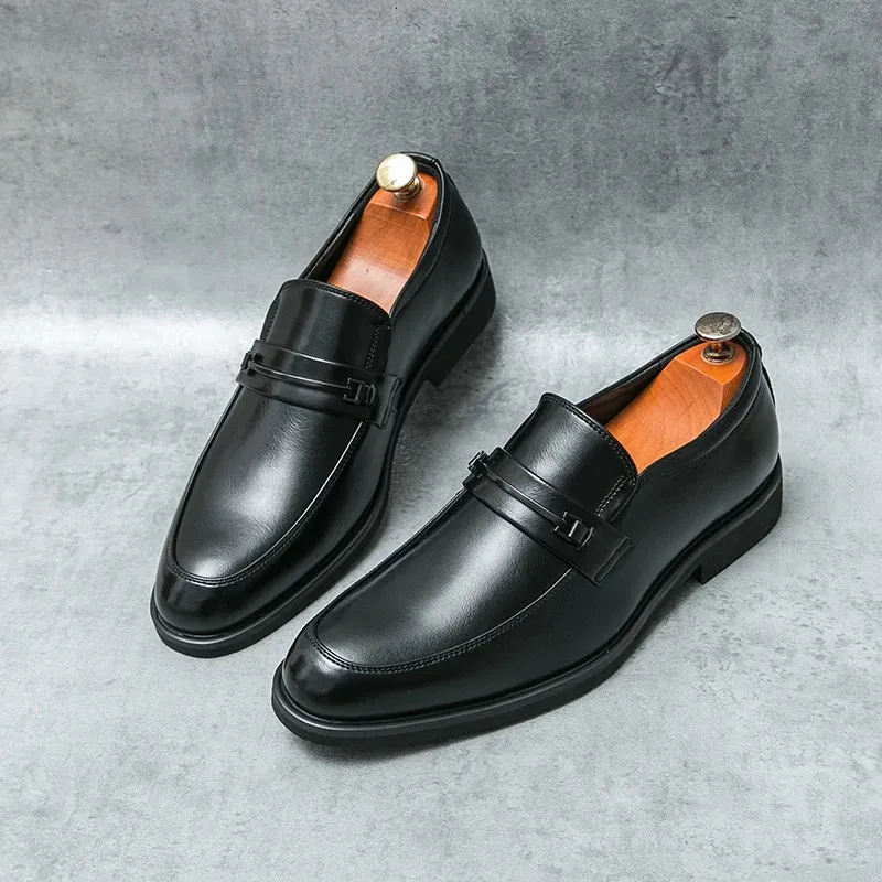 Classic Men's Casual Loafers Suitable for Driving and Weddings Made of Leather