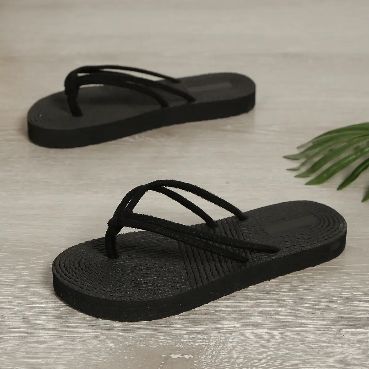 Women's Fashion Trend Pure Black Belt Anti-Slip Wear Flat Flip-Flops