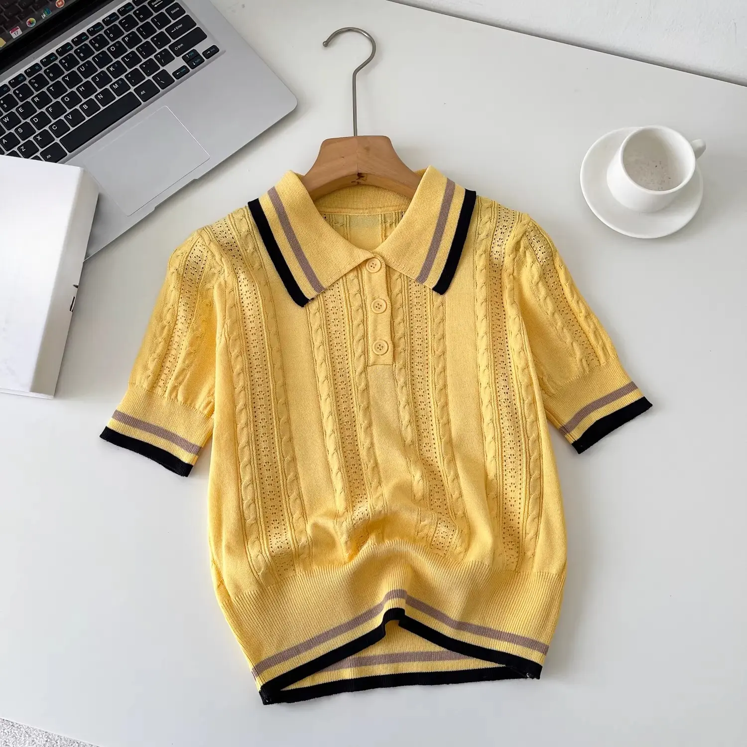 Retro Women's Polo Shirt With Short Sleeves And A Cutout Hem